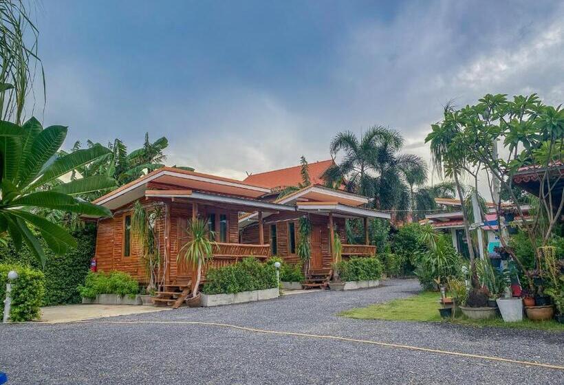 Pension ครัวบ้านไม้สัก โฮมสเตย์ เขาวงพระจันทร์ ลพบุรี