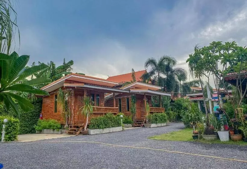 Majatalo ครัวบ้านไม้สัก โฮมสเตย์ เขาวงพระจันทร์ ลพบุรี