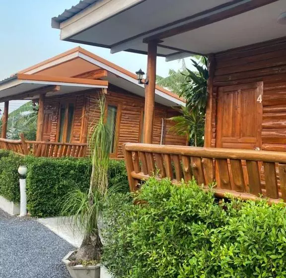 Majatalo ครัวบ้านไม้สัก โฮมสเตย์ เขาวงพระจันทร์ ลพบุรี