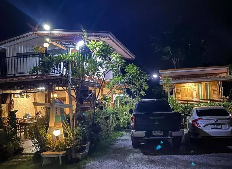 Majatalo ครัวบ้านไม้สัก โฮมสเตย์ เขาวงพระจันทร์ ลพบุรี