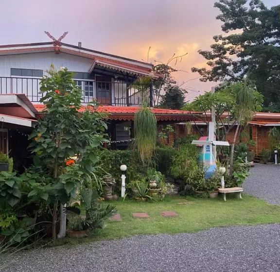 Majatalo ครัวบ้านไม้สัก โฮมสเตย์ เขาวงพระจันทร์ ลพบุรี