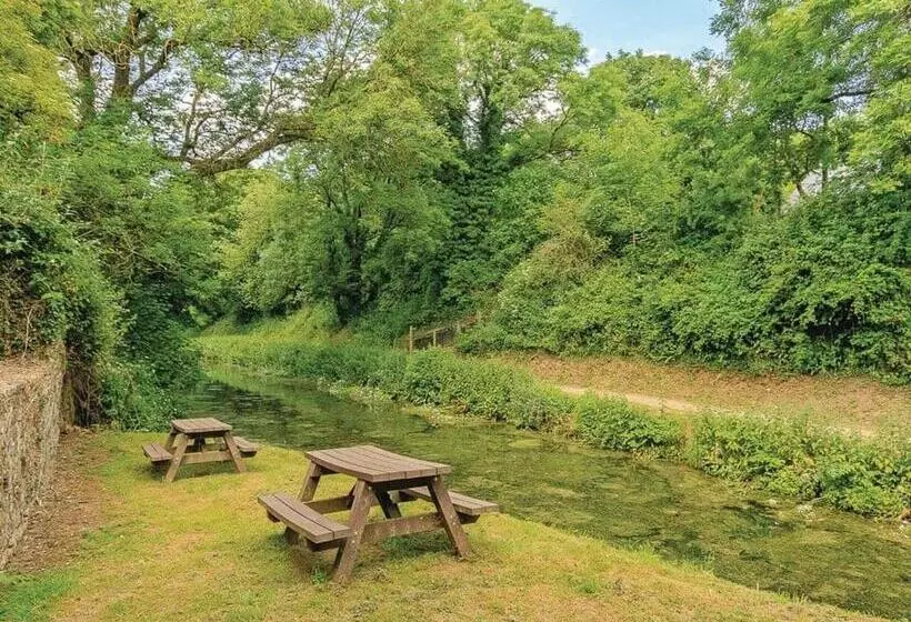 Resort Whipcott Water