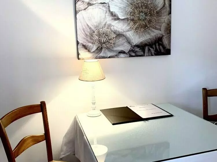 ホテル Hôtel Restaurant La Désirade
