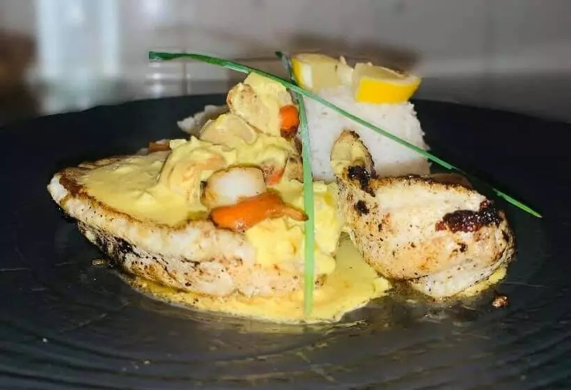 ホテル Hôtel Restaurant La Désirade