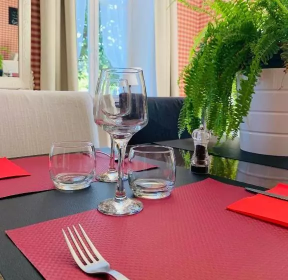ホテル Hôtel Restaurant La Désirade
