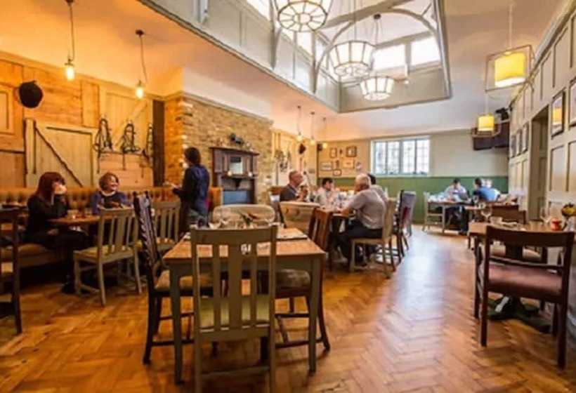 호텔 The Bear Esher