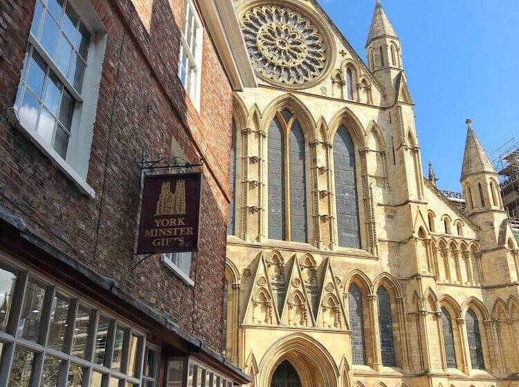 فندق The Fort York