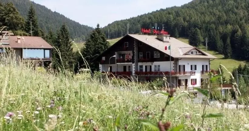 ホテル Des Alpes