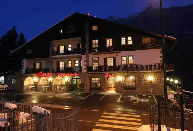 ホテル Des Alpes