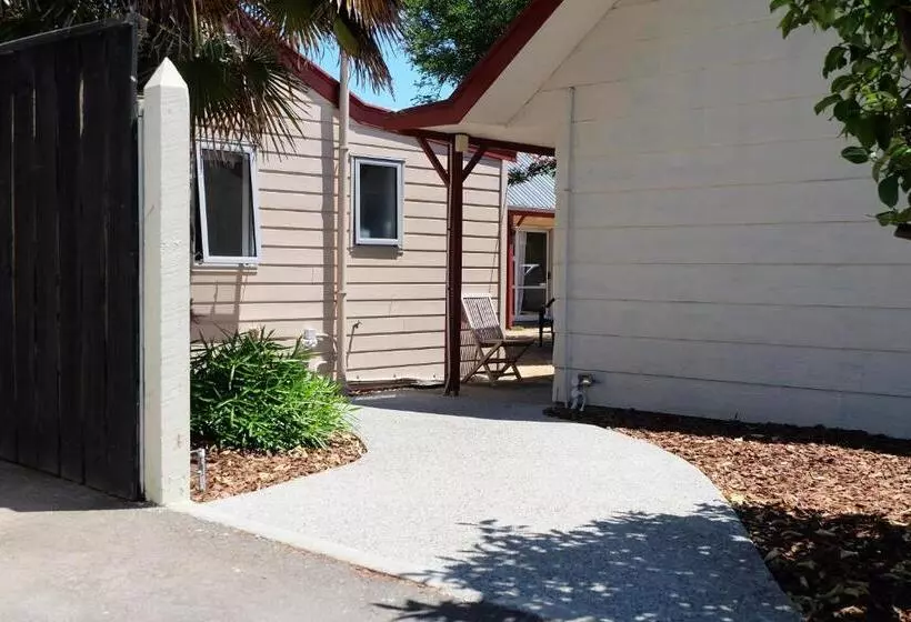 Castles Motel & Driftwood Motel