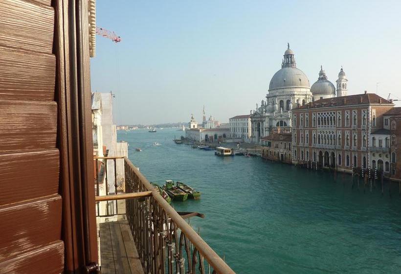 هتل Locanda De La Spada