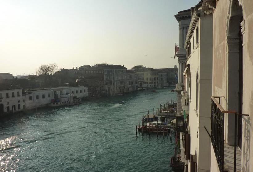 هتل Locanda De La Spada