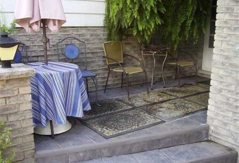 בית מלון כפרי Niagara On The Lake Furnished Rentals