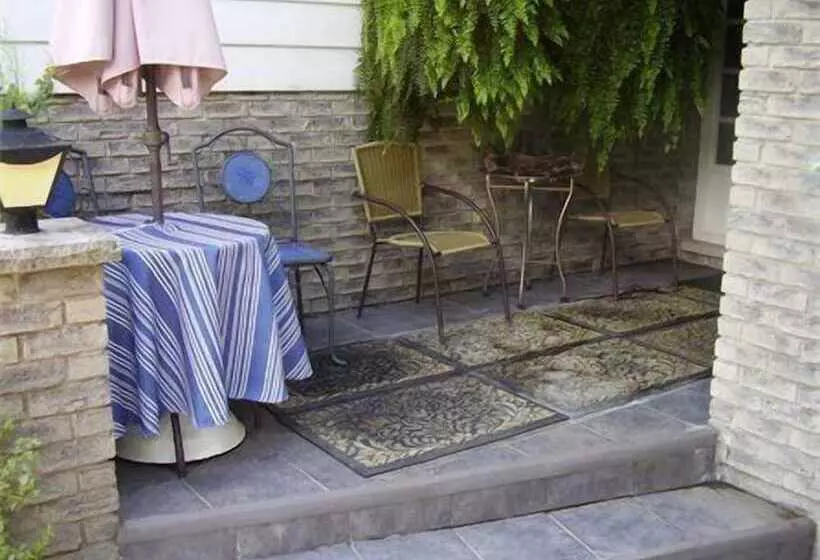 هتل Niagara On The Lake Furnished Rentals