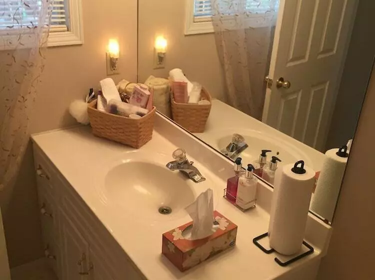 هتل Niagara On The Lake Furnished Rentals