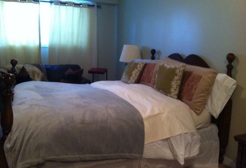 בית מלון כפרי Niagara On The Lake Furnished Rentals