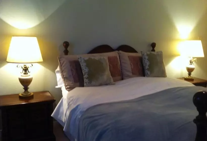 هتل Niagara On The Lake Furnished Rentals