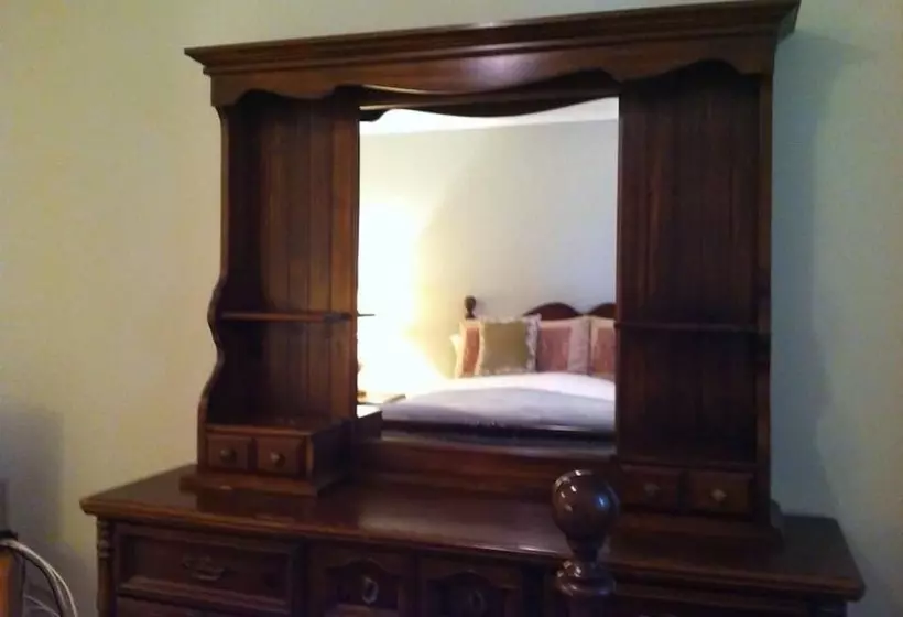 هتل Niagara On The Lake Furnished Rentals