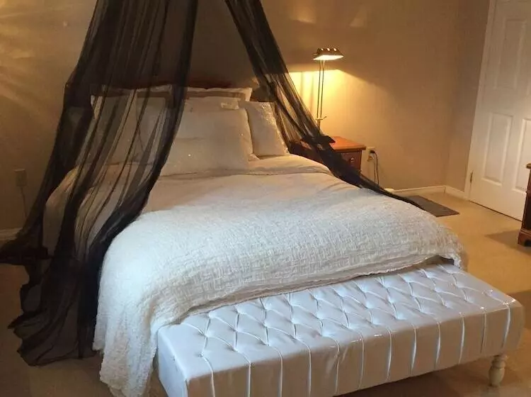 هتل Niagara On The Lake Furnished Rentals