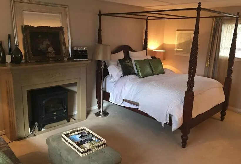 هتل Niagara On The Lake Furnished Rentals