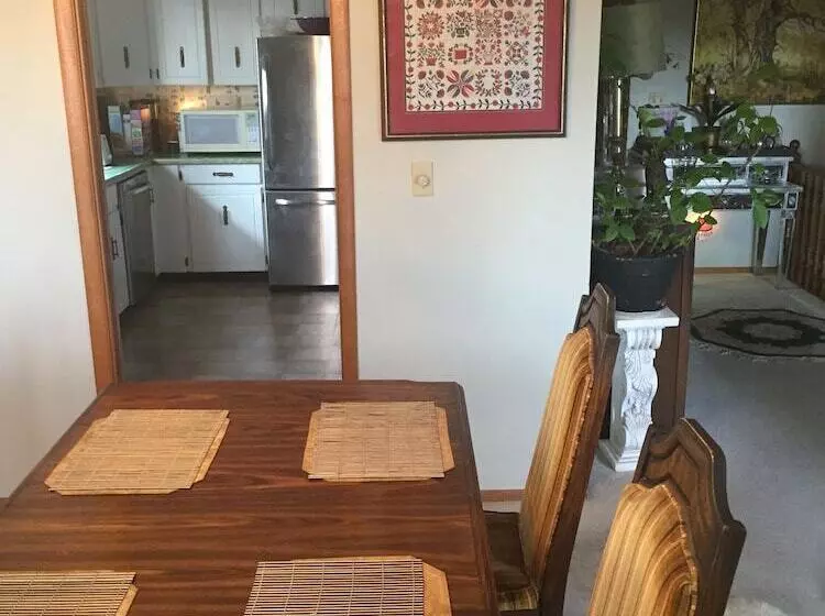 هتل Niagara On The Lake Furnished Rentals