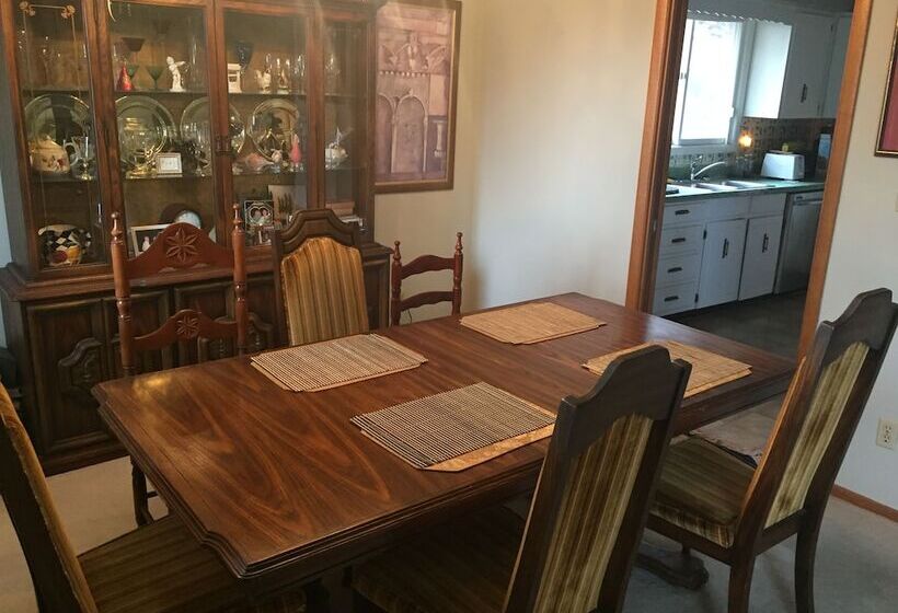 בית מלון כפרי Niagara On The Lake Furnished Rentals