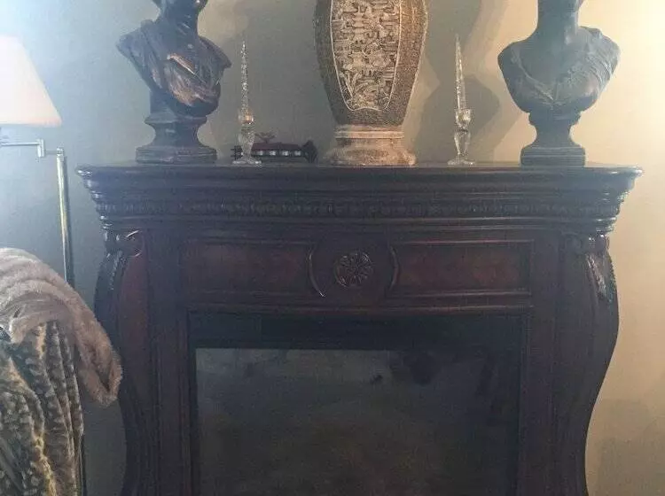 هتل Niagara On The Lake Furnished Rentals