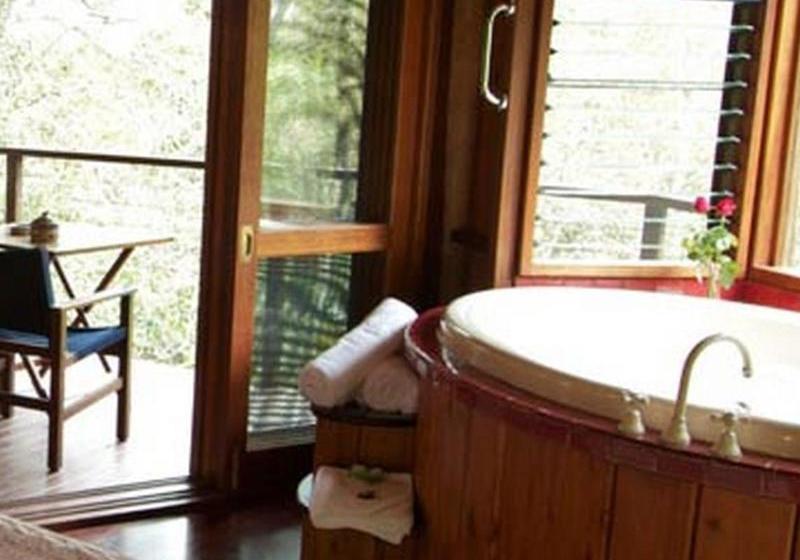 Отель Mount Quincan Crater Retreat