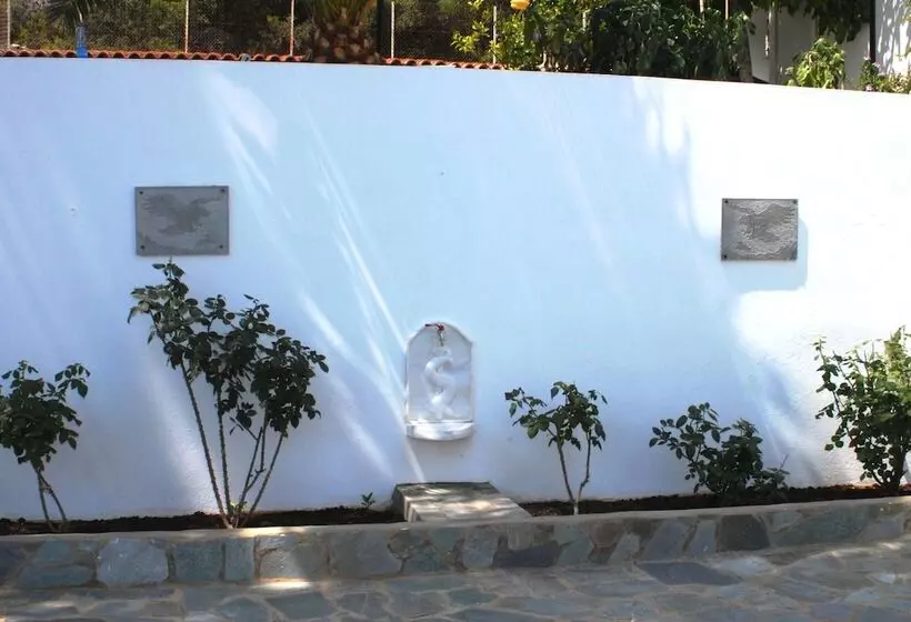 Travlos Studios