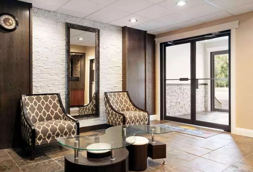 هتل Days Inn By Wyndham Sylvan Lake