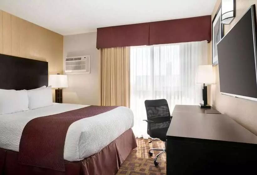 هتل Days Inn By Wyndham Sylvan Lake