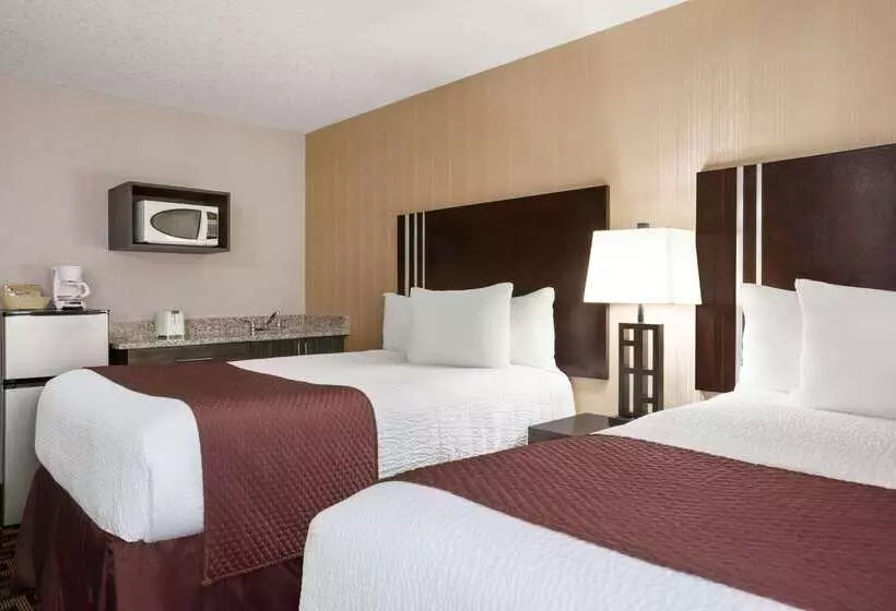 هتل Days Inn By Wyndham Sylvan Lake