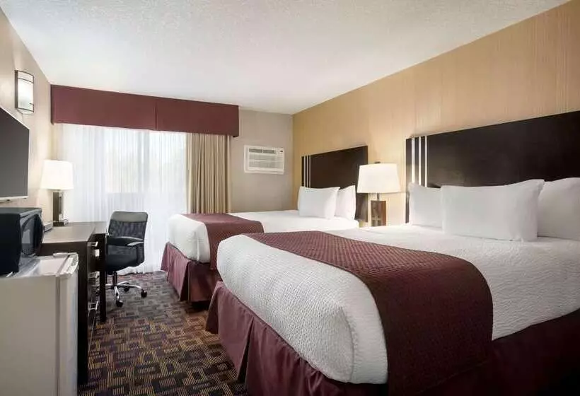 هتل Days Inn By Wyndham Sylvan Lake