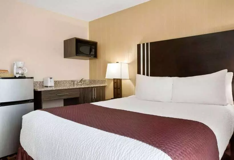 هتل Days Inn By Wyndham Sylvan Lake