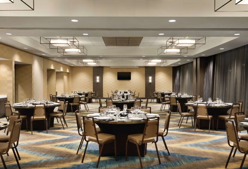 هتل Hilton Garden Inn Calgary Downtown