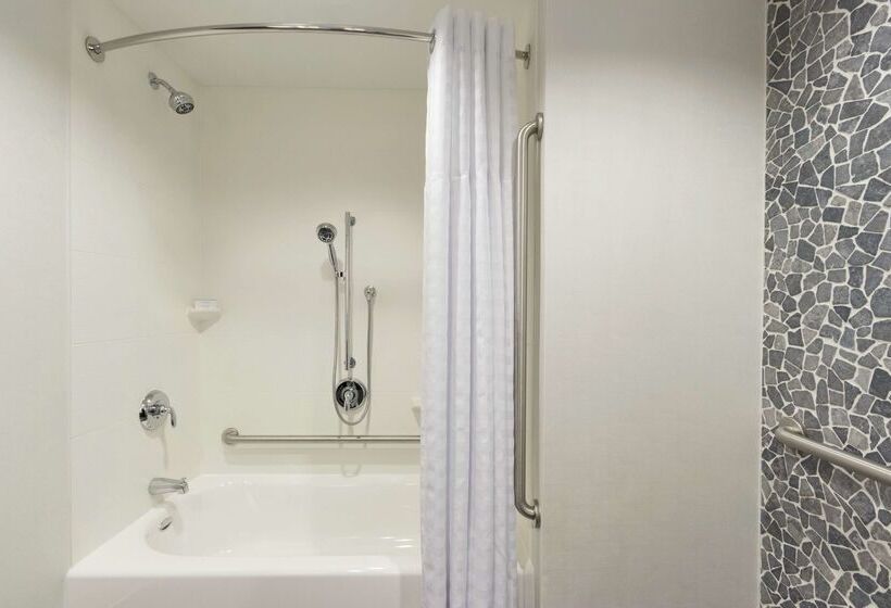 هتل Hilton Garden Inn Calgary Downtown