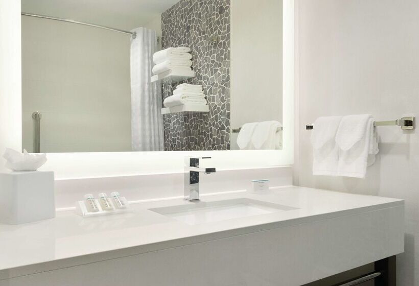 هتل Hilton Garden Inn Calgary Downtown