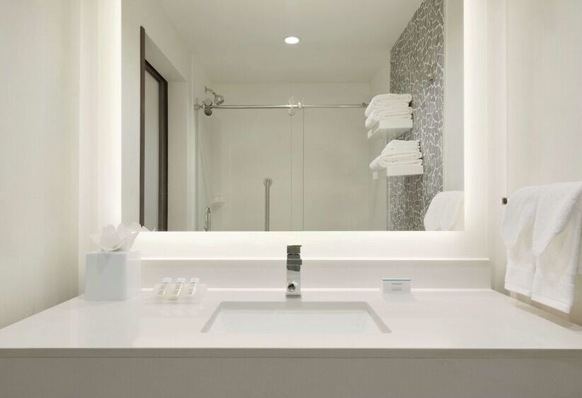 هتل Hilton Garden Inn Calgary Downtown