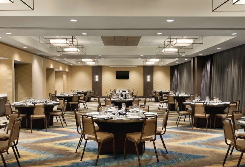 هتل Hilton Garden Inn Calgary Downtown