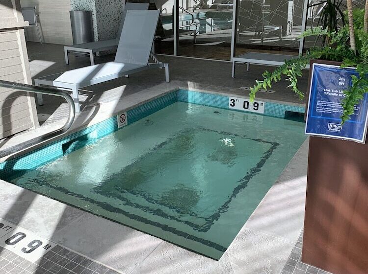 هتل Hilton Garden Inn Calgary Downtown