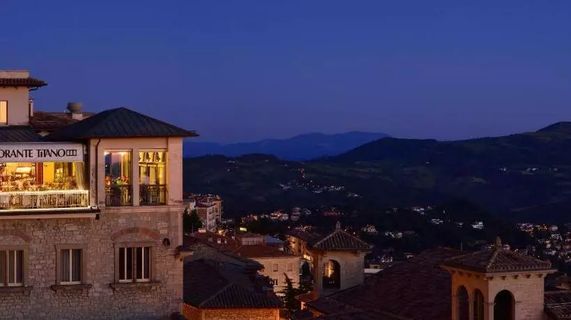 هتل Titano Suites