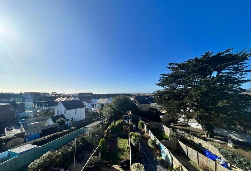 مبيت وإفطار Coach Guest House