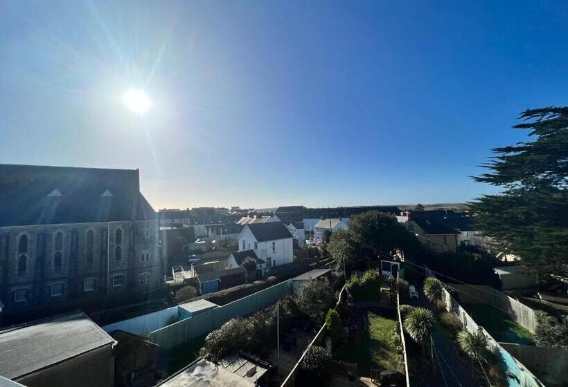 مبيت وإفطار Coach Guest House