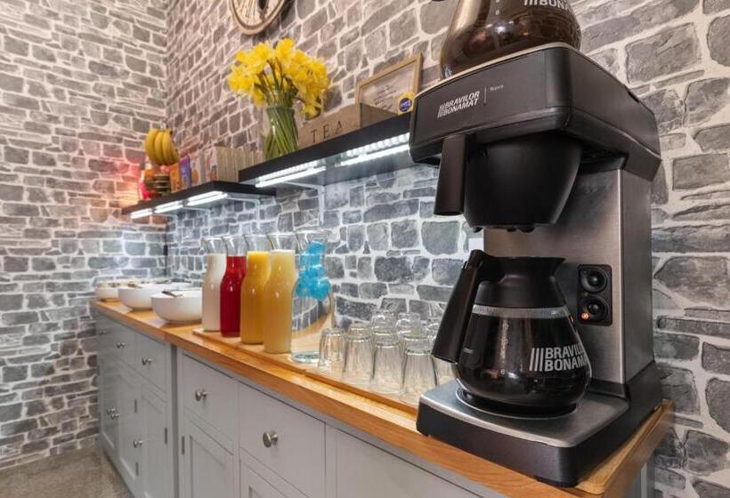 مبيت وإفطار Coach Guest House