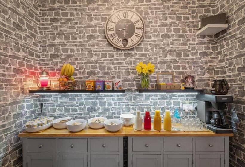 مبيت وإفطار Coach Guest House