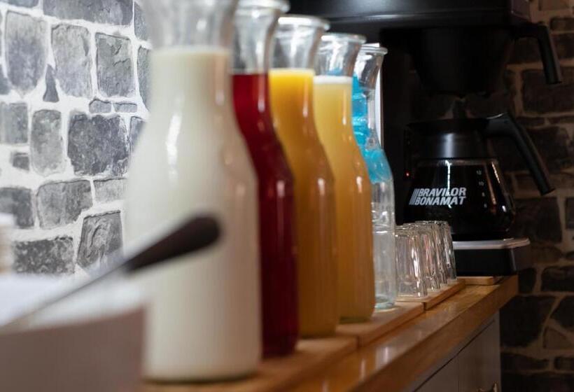 مبيت وإفطار Coach Guest House