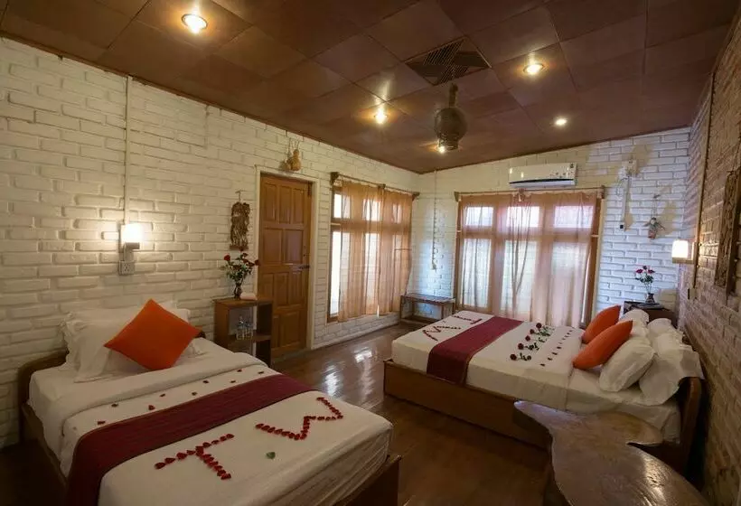 هتل Teak Wood