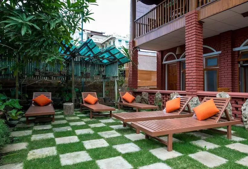 هتل Teak Wood