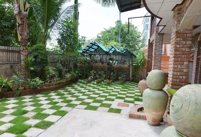 هتل Teak Wood