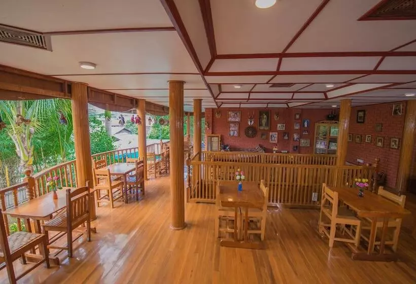هتل Teak Wood
